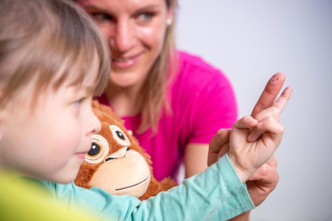 HypnoNurse® arbeitet mit einem Kind, spielerische Hypnose mit Smiley-Fingern